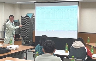 データ活用について説明する佐藤係長