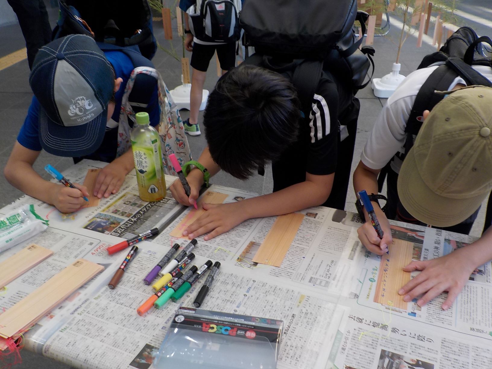 短冊に願いを書く子どもたち