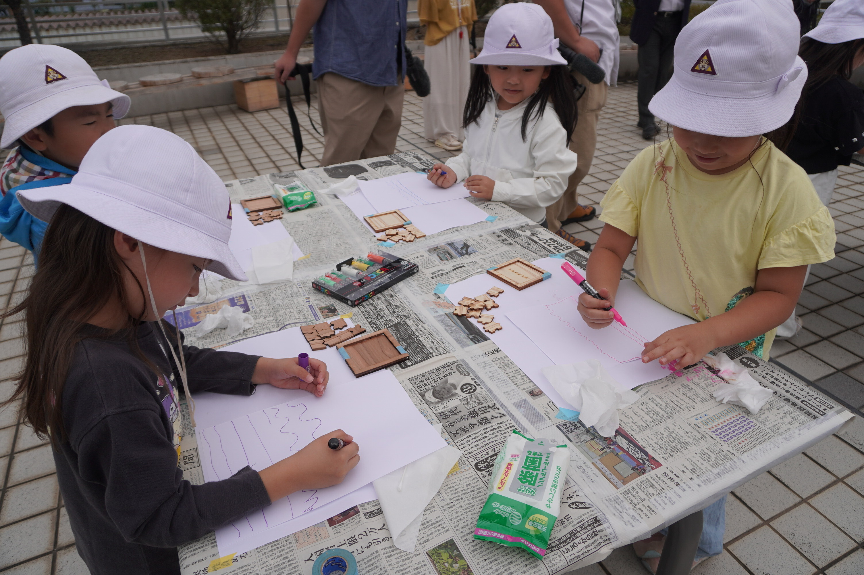 道南スギの「木製パズル」を作製する様子