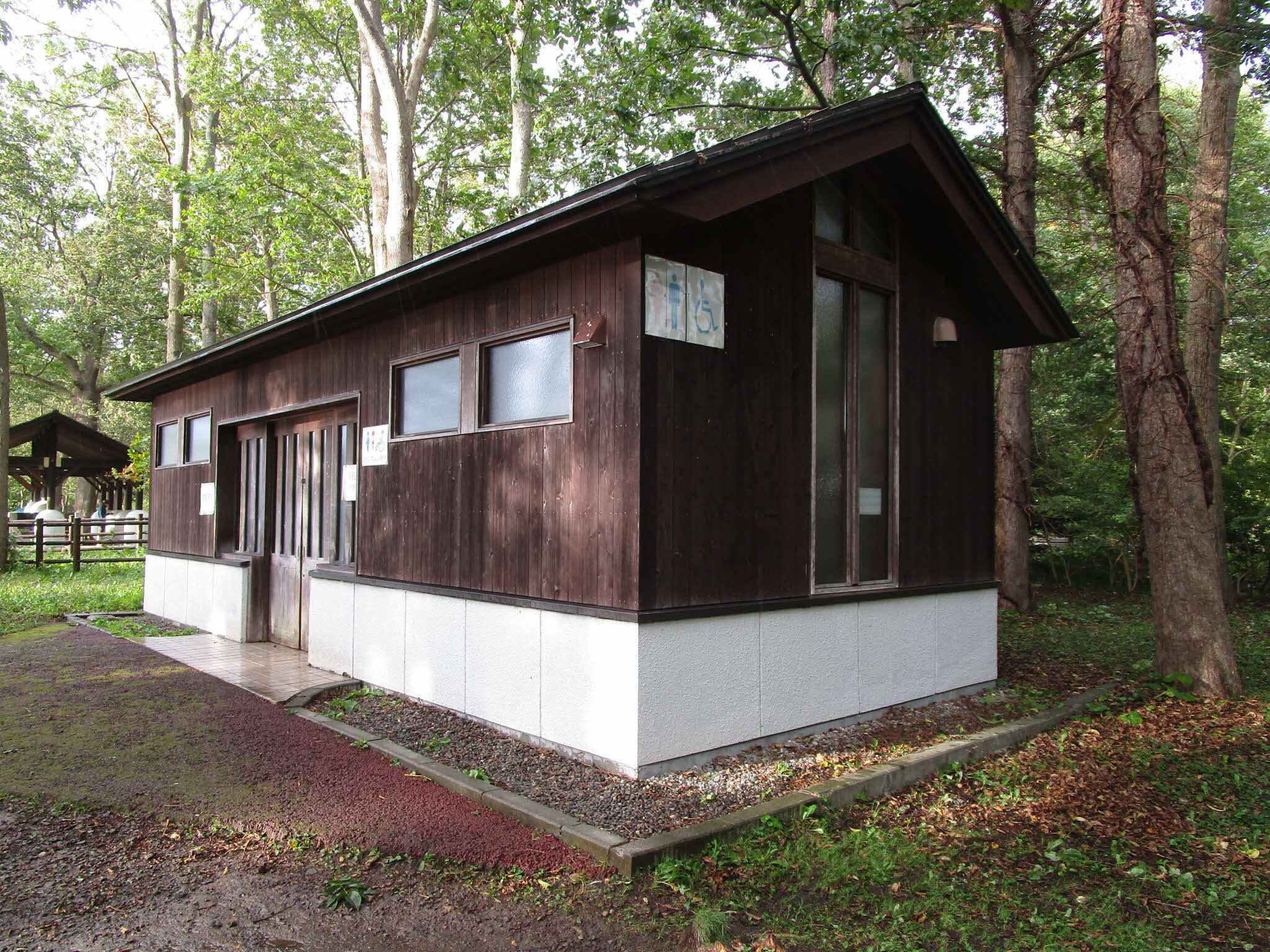 駐車場側トイレ