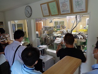 明井氏（右から2人目）の案内で加工施設を見学