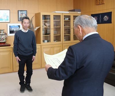 町長から称号伝達