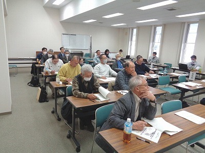 講演に聞き入る会員の皆さん